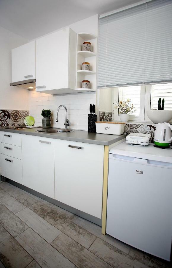 Charming Seaside Apartment Примоштен Экстерьер фото