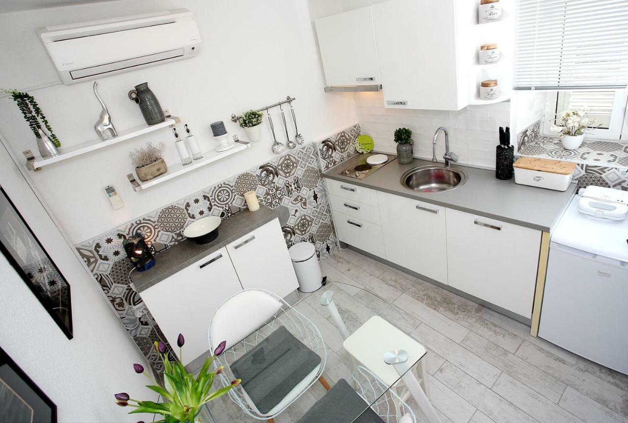 Charming Seaside Apartment Примоштен Экстерьер фото